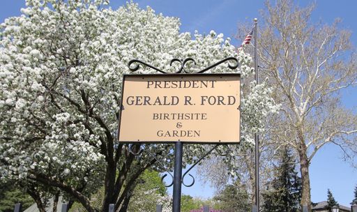 A Walk to the Park! Fantastic one bedroom apartment in the Ford District near Midtown Crossing Omaha! – photo 1