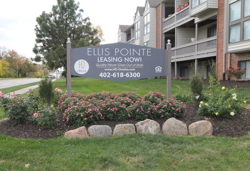 Spacious studio with updates. The Ellis Pointe Apartments -Newly Renovated