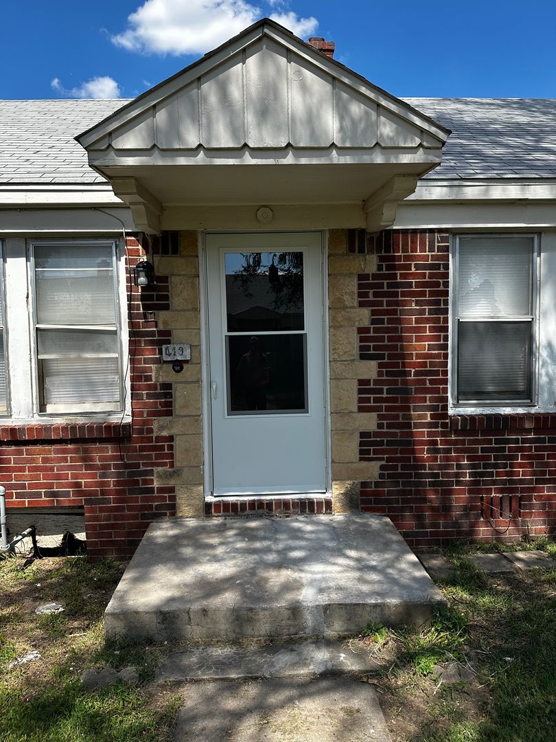 Wichita Apartment: 433 N Indiana