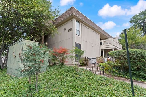 Spacious Springfield Condo in Desirable Neighborhood | 2 Bed, 1 Bath – photo 1