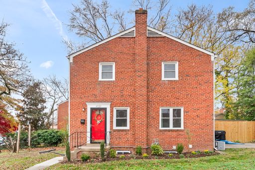 Bright 2BR/2BA Home with Private Backyard in Alexandria – photo 1