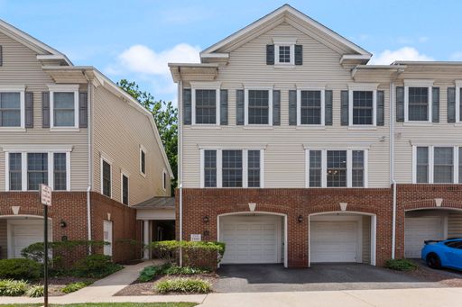 Beautifully Maintained Alexandria Townhome Minutes from Fort Belvoir & Old Town – photo 1