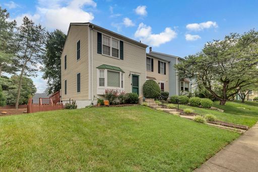 Beautifully Updated End-Unit Townhome in Prime Location – photo 1