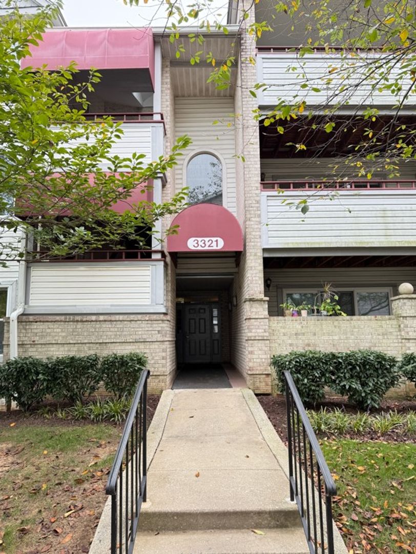 Silver Spring Condo: 3321 Sir Thomas Dr