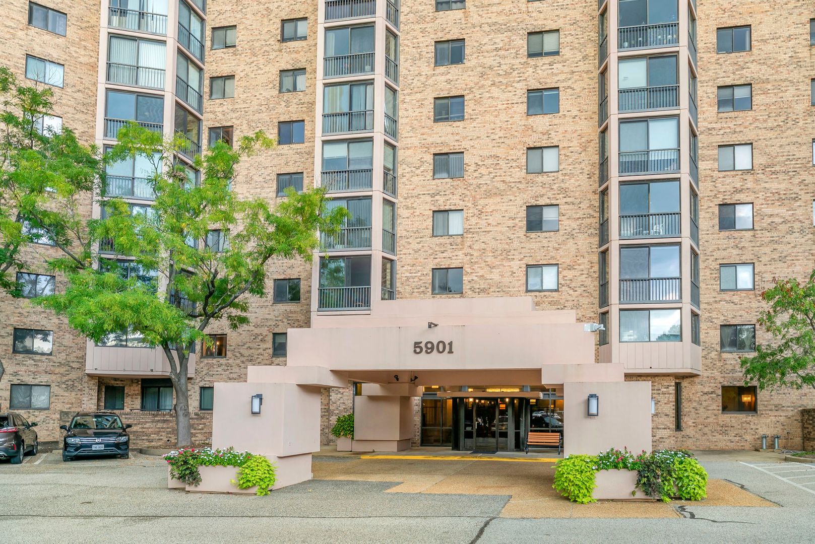 Alexandria Condo: 5901 Mount Eagle Dr