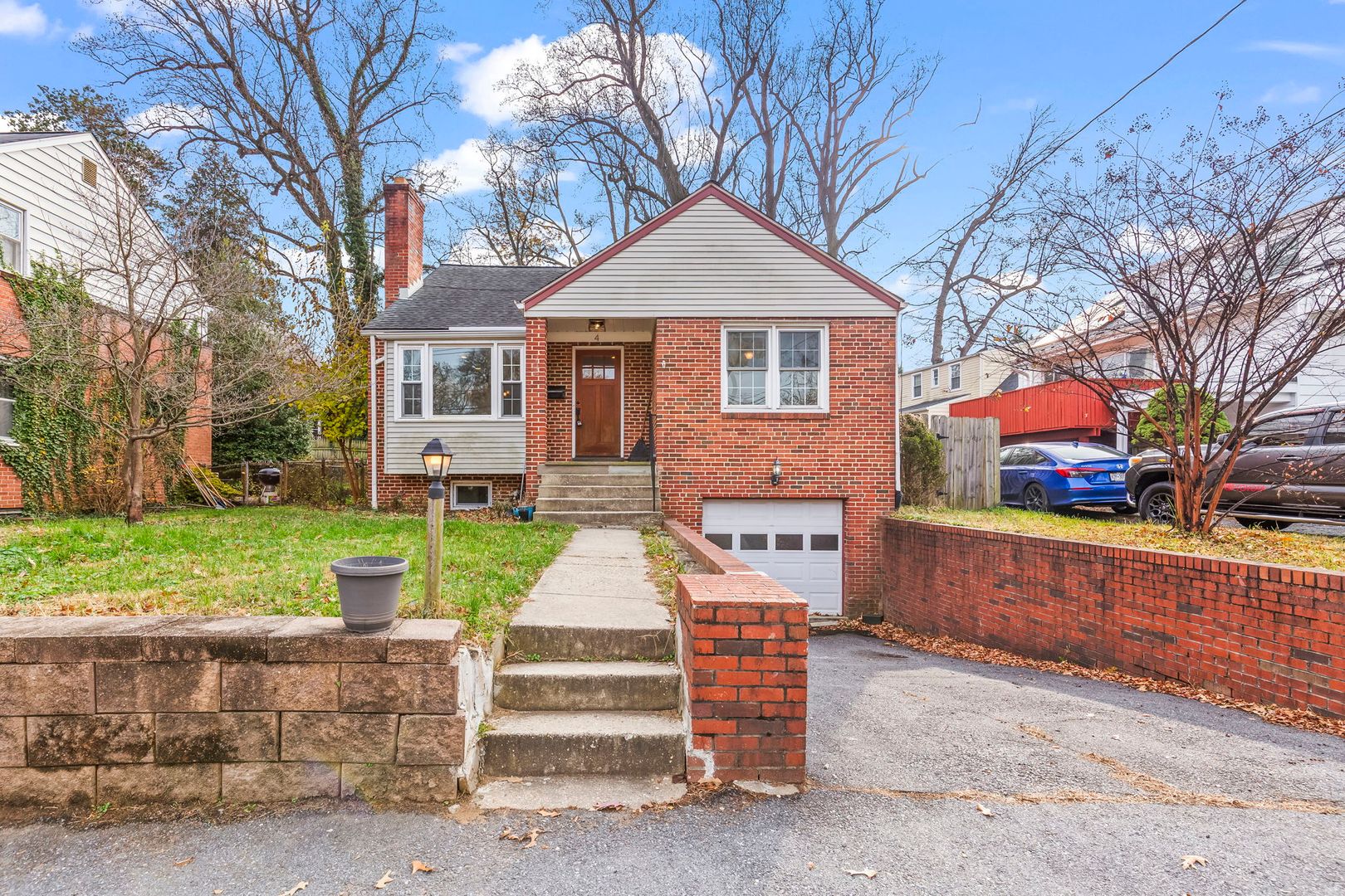 Silver Spring House: 4 E Franklin Ave