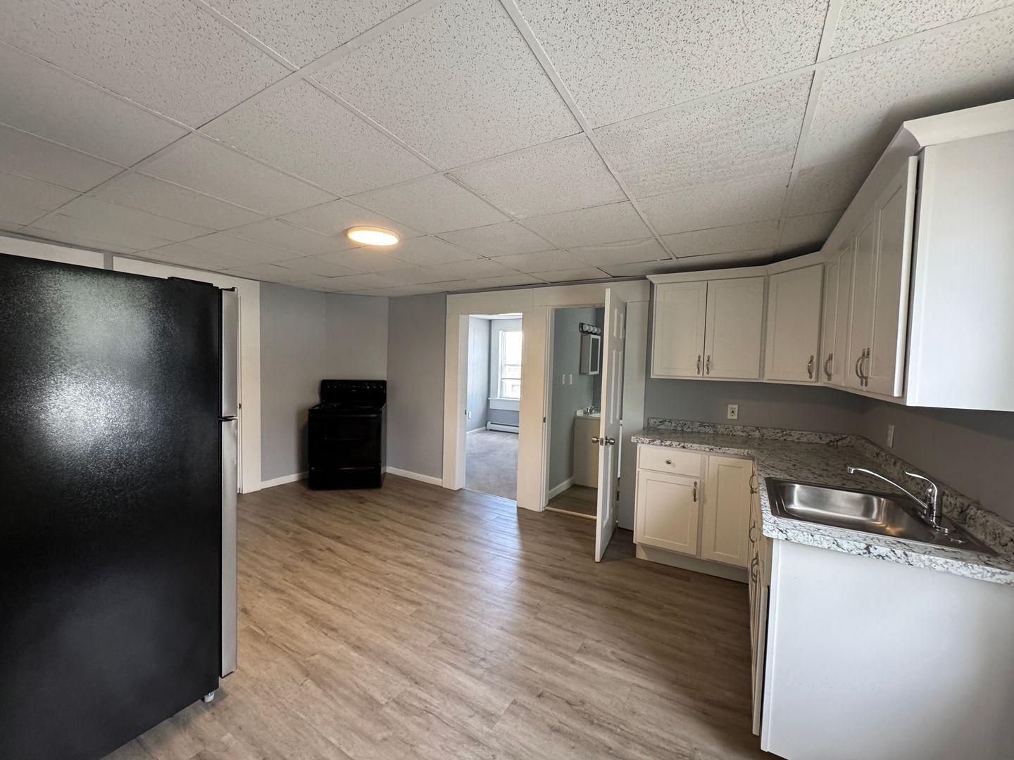 Manchester Apartment: 211 Douglas St.
