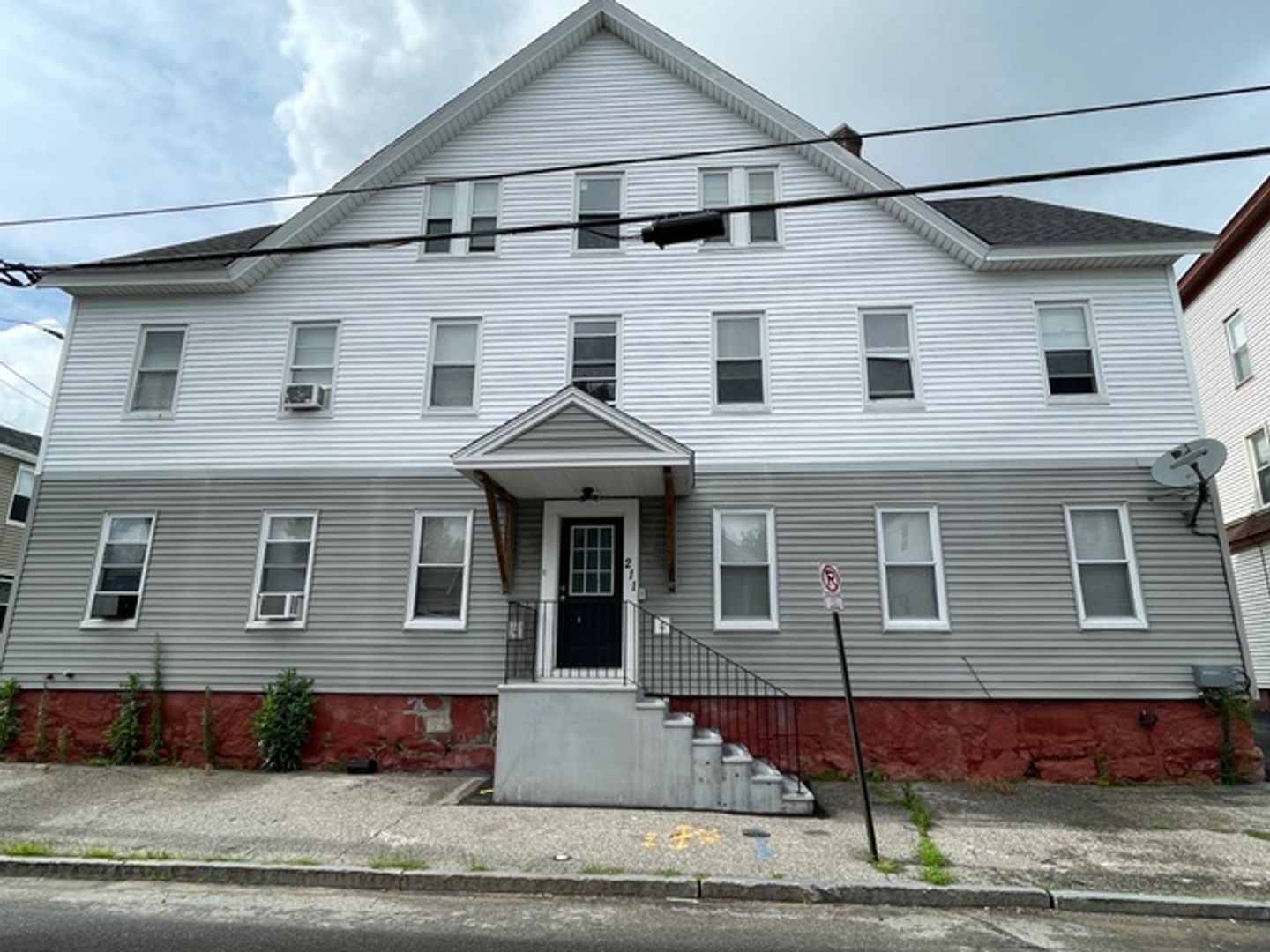 Manchester Apartment: 211 Douglas St.