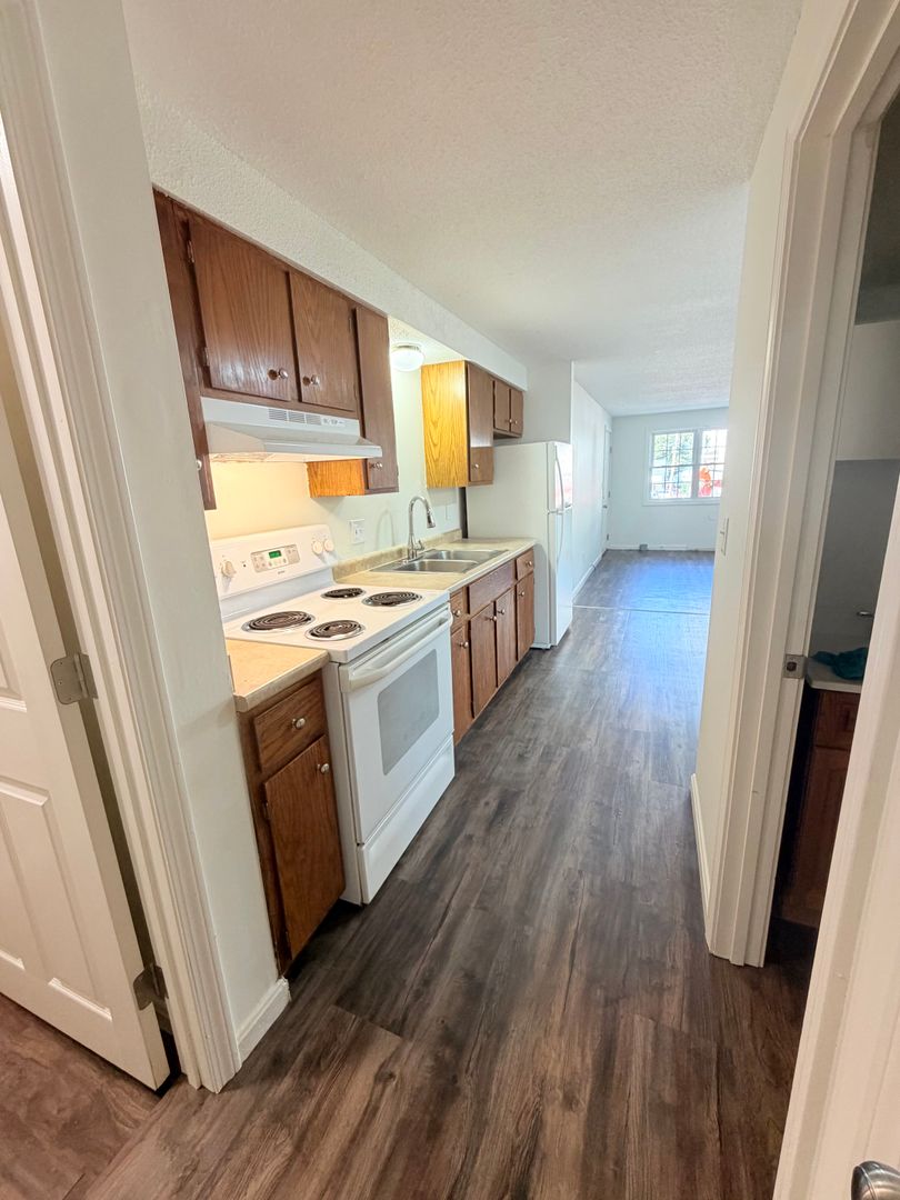 Manchester Apartment: 275 Massabesic Street