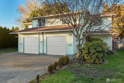 Beautiful Puyallup Duplex with Large Yard & Garden! – photo 1