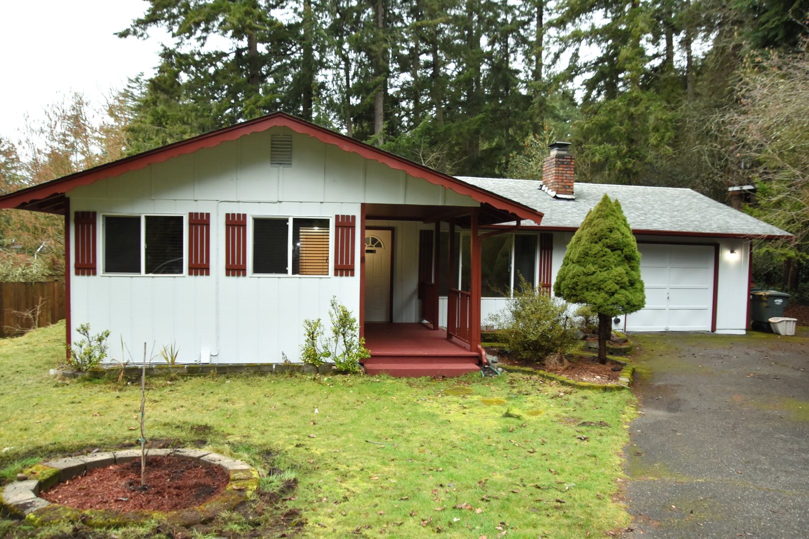 University Place House: 9111 Deer Tongue Circle W