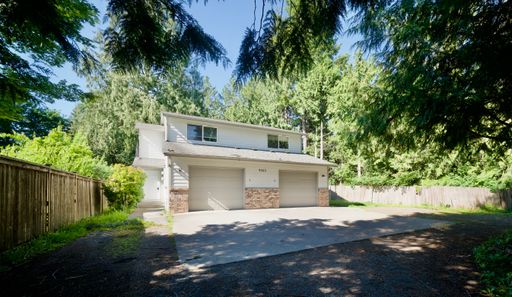 Spacious Townhome with Private Yard Near Lake Stevens!