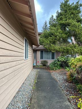 Cozy 2 Story Townhouse Located in Edgewood – photo 1