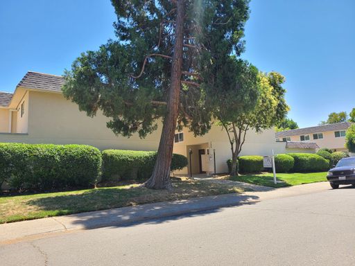 Updated Two Bed One Bath Townhome in Roseville – photo 1