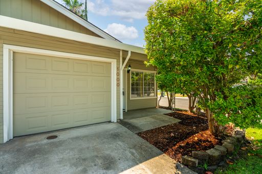 Beautifully Updated Two Bedroom One Bathroom Duplex – photo 1