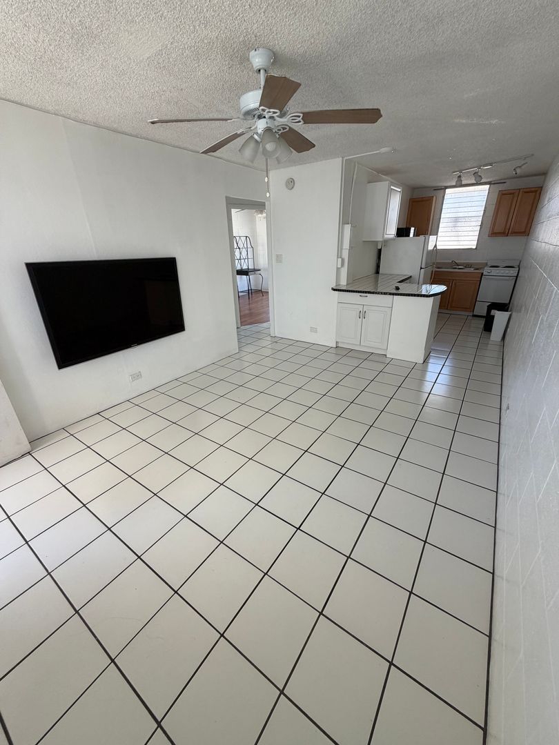 Honolulu Apartment: 1917 Algaroba St.