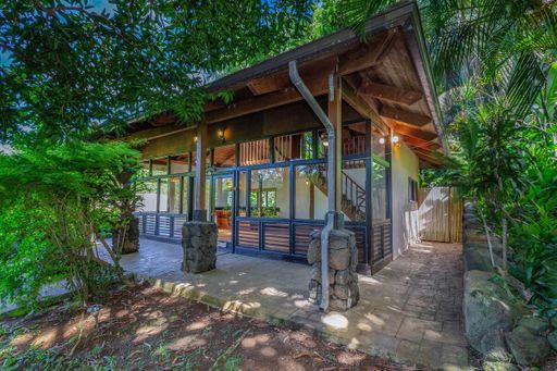 Tucked away private studio with loft and outdoor shower