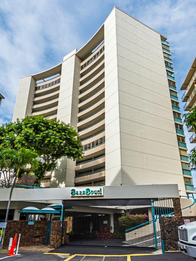 Honolulu House: 2877 Kalakaua Ave.