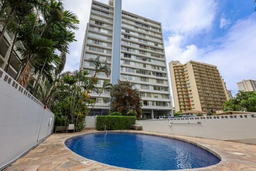 Spacious 1-Bedroom Waikiki Condo with Parking, In-Unit Laundry & Pool – photo 1