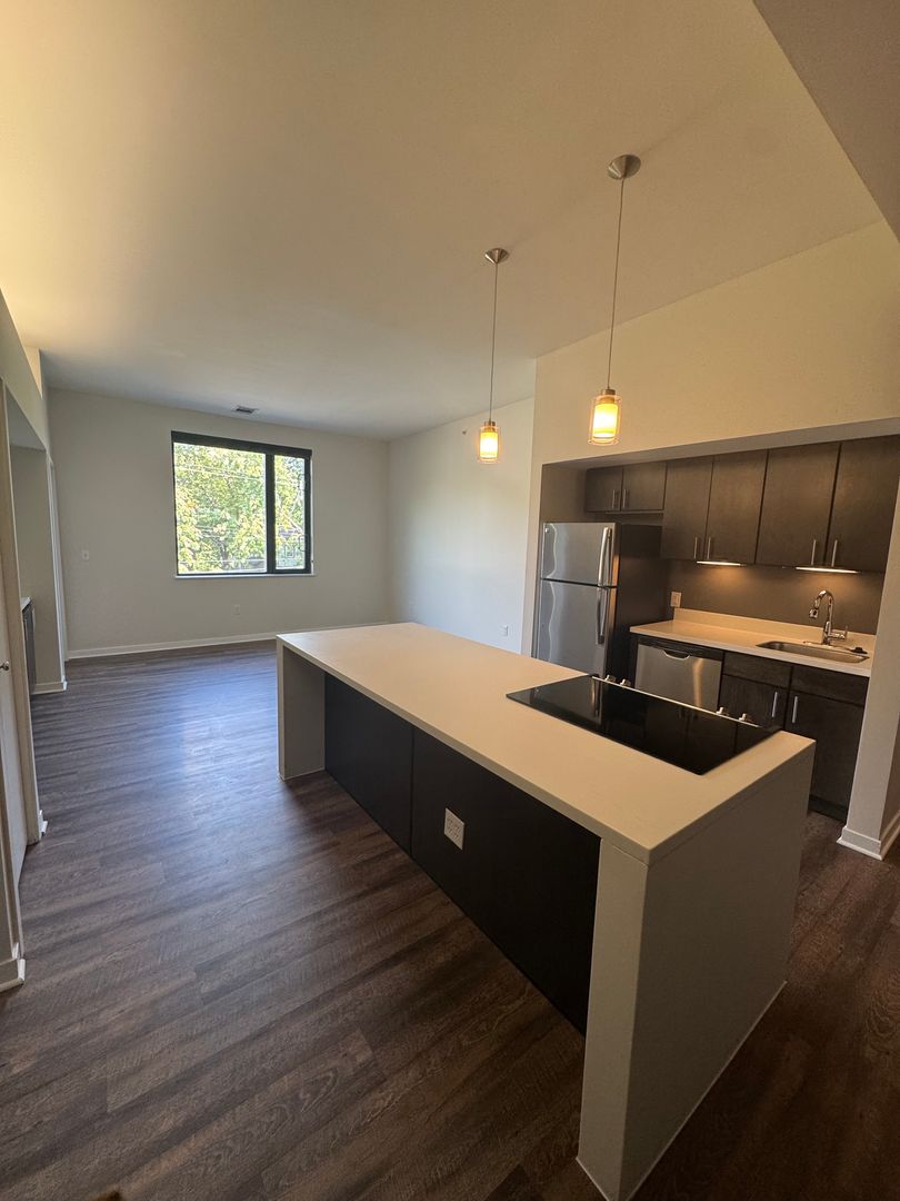 Kansas City Apartment: 660 E 63Rd Street