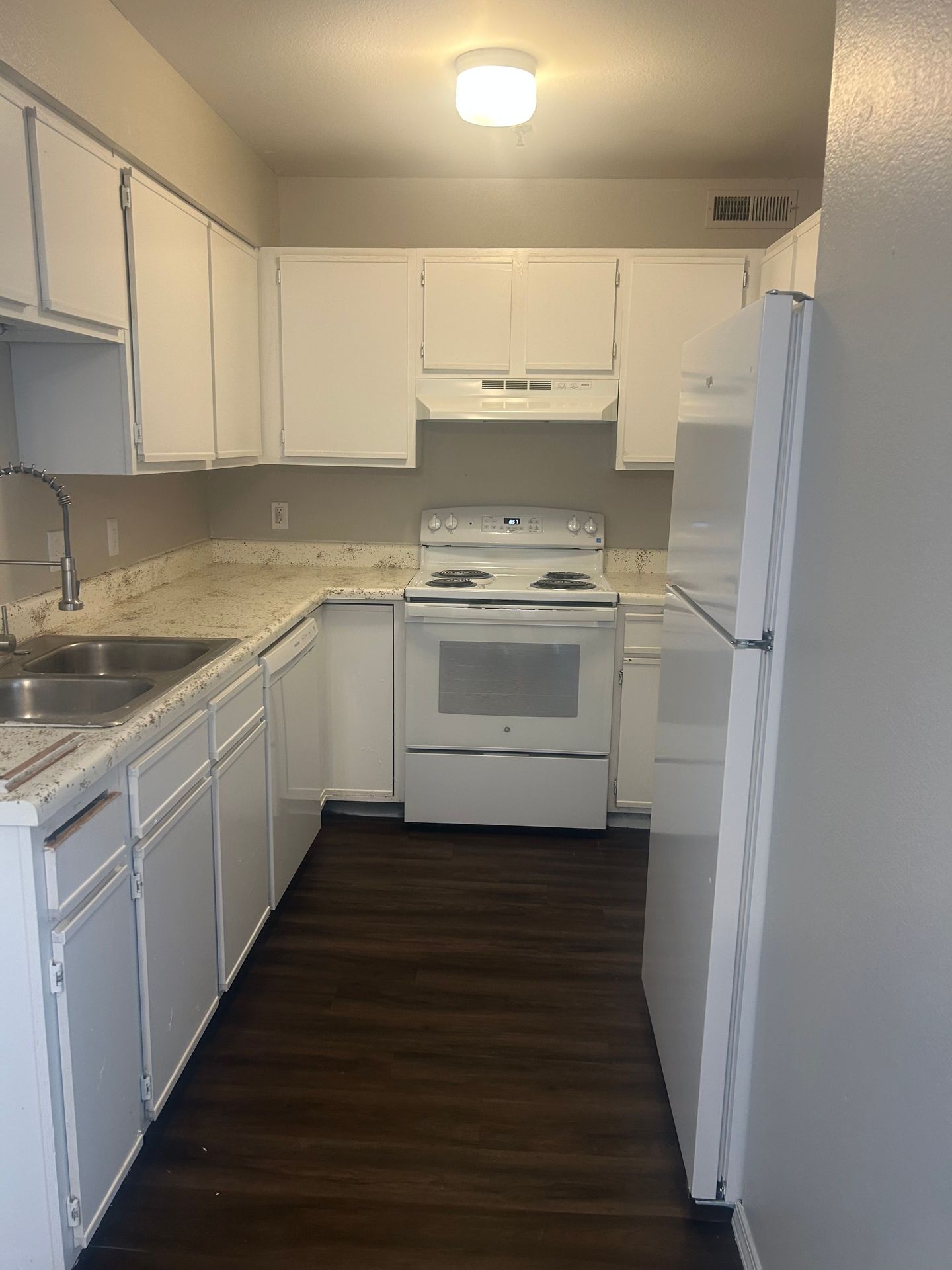 Branson Apartment: 404 Neihardt Ave