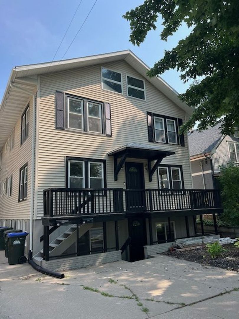 Iowa City Apartment: 420 Church St.