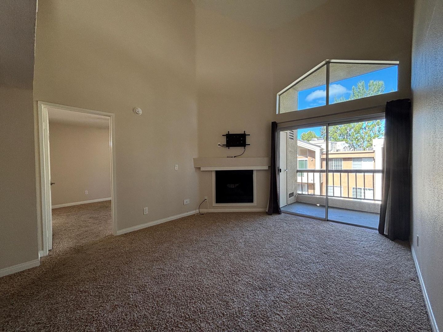 Woodland Hills Condo: 21450 Burbank Blvd #301
