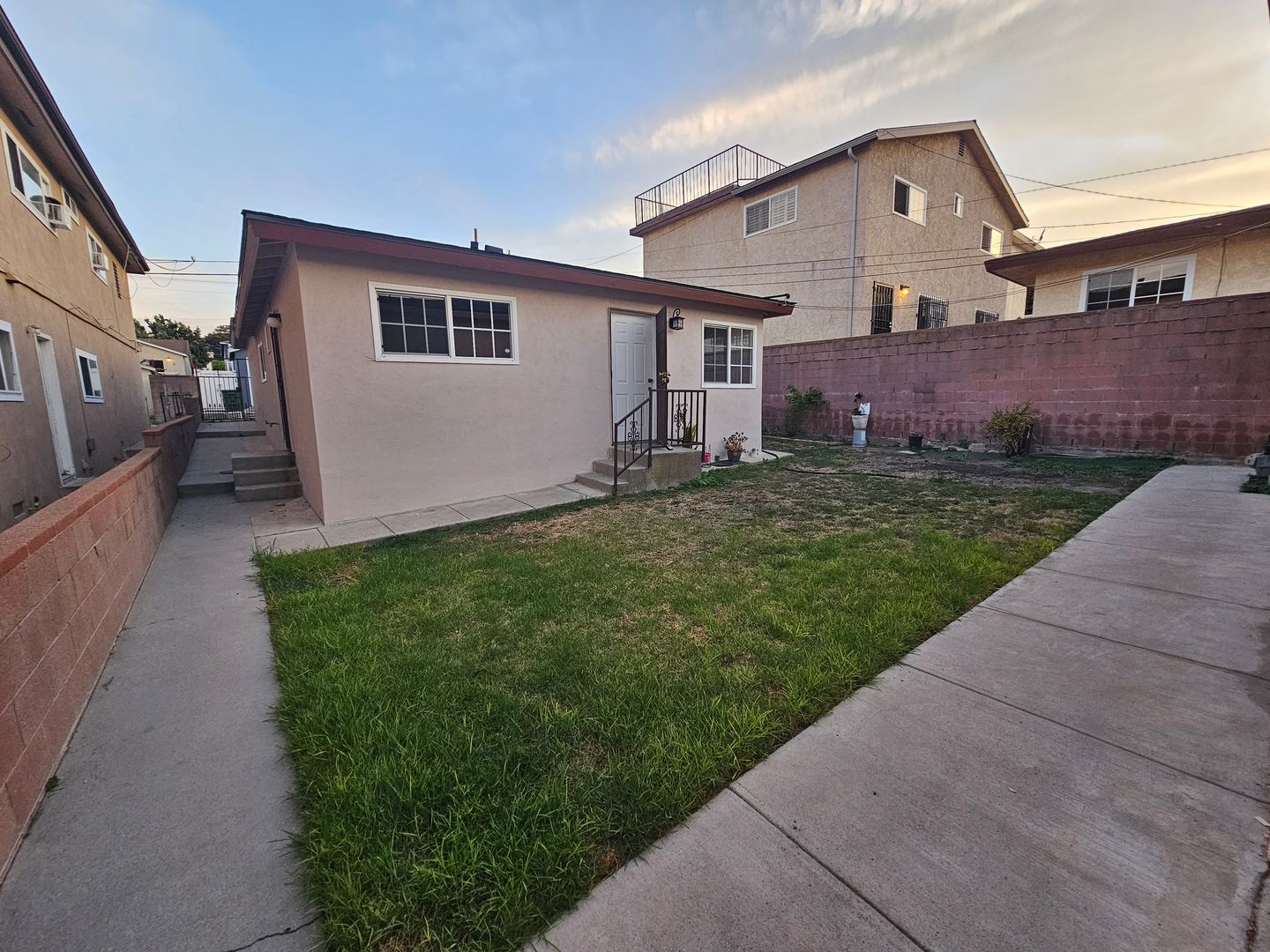 San Pedro Apartment: 935-937 W. 17th St.