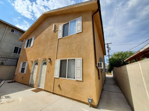 Spacious 3 Bedroom 3 Bath Located In The Heart Of Los Angeles – photo 1