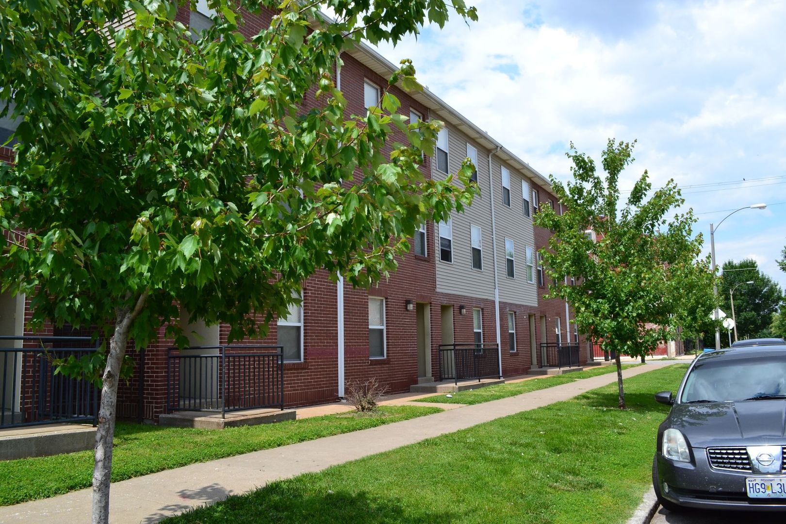 St Louis Apartment: 2002 East Obear Ave