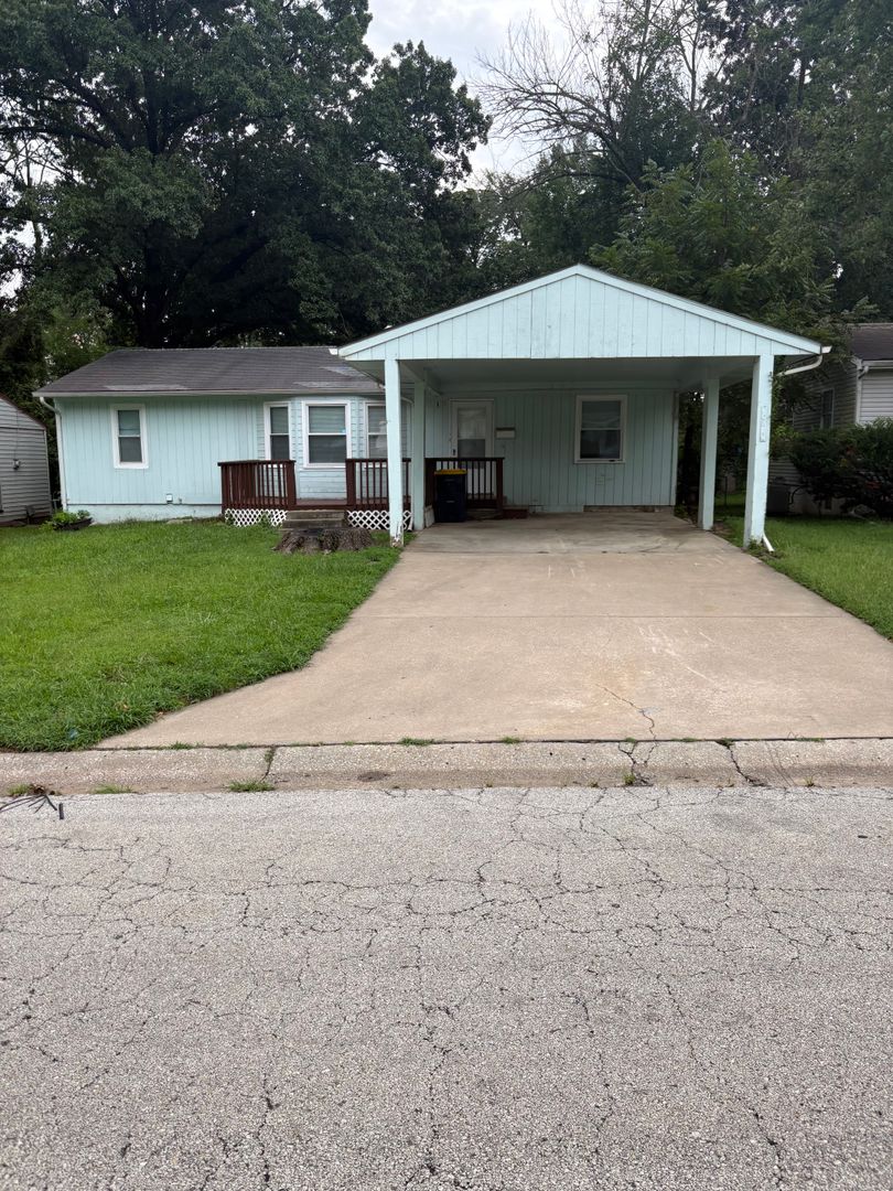 Kansas City House: 10811 Cambridge Ave
