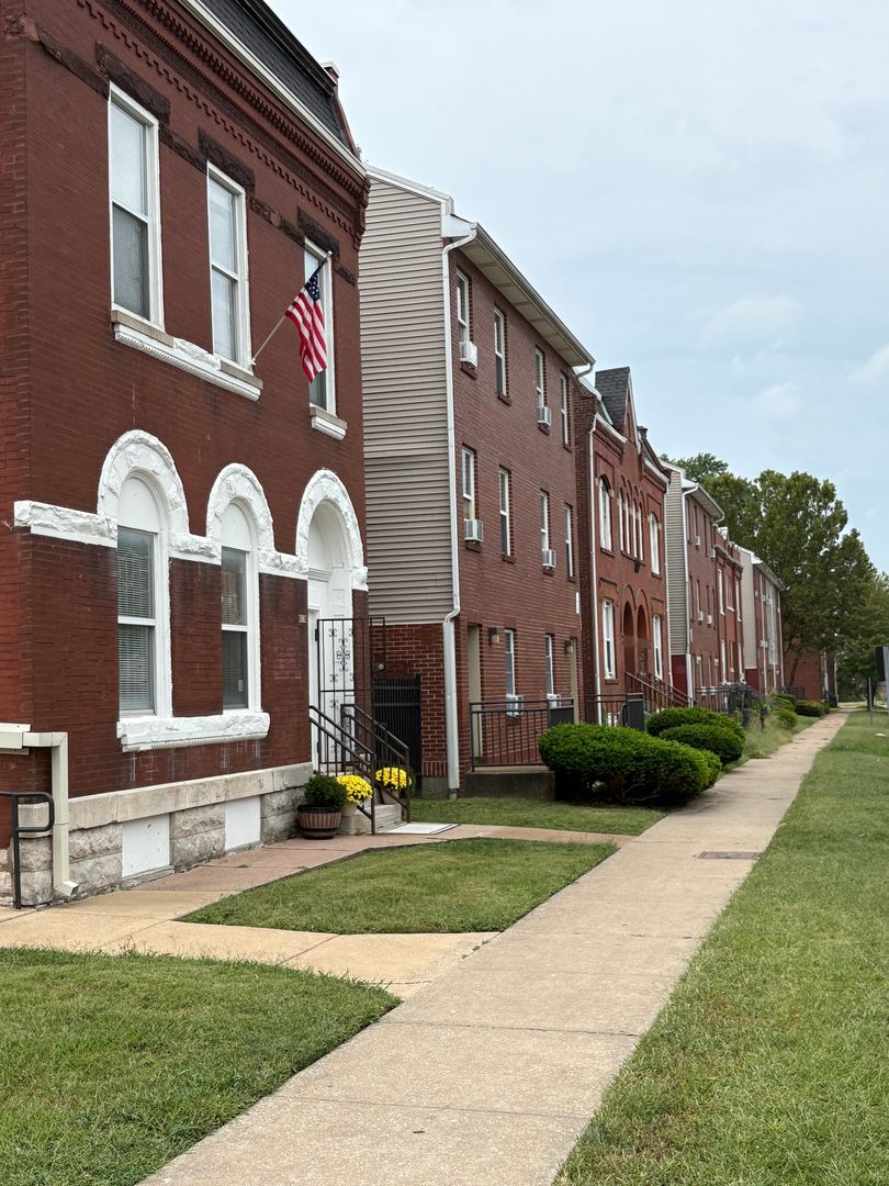 St Louis Apartment: 2002 East Obear Ave