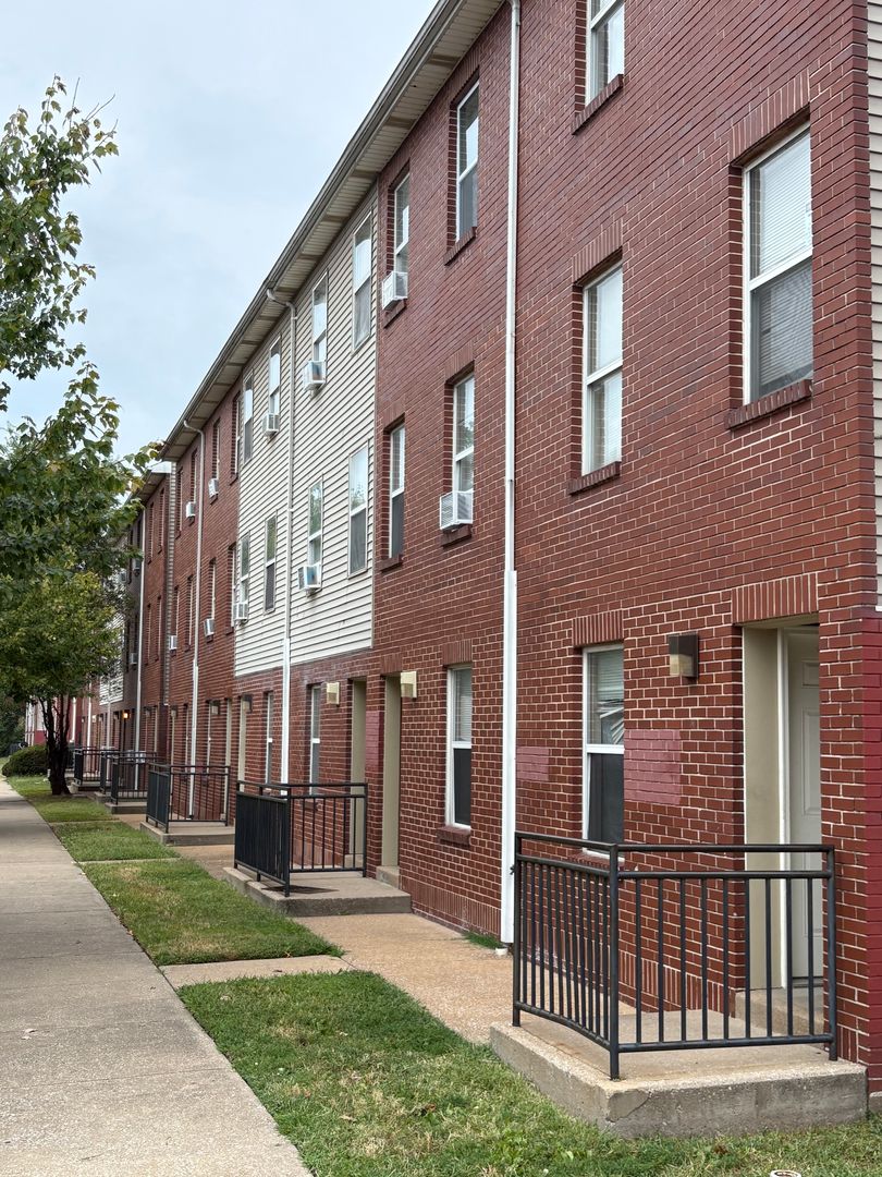 St Louis Apartment: 2002 East Obear Ave