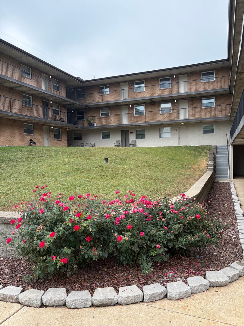 St. Louis Apartment: 9640 Diamond Dr.