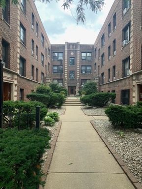 ONE BEDROOM IN EAST LAKEVIEW – photo 1