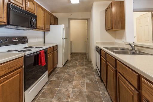 Open concept living + spacious master suite + vaulted ceilings *WAITLIST* – photo 1