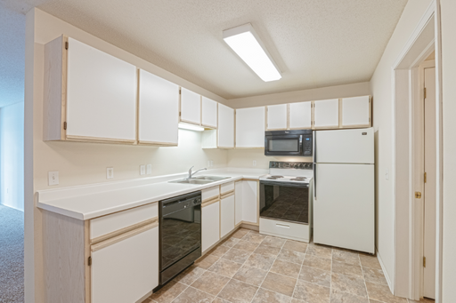 Spacious kitchen & walk-in closet – photo 1