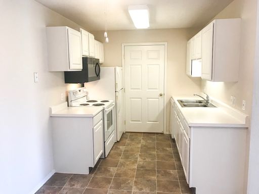 Walk-in kitchen with spacious bedrooms + vaulted ceilings – photo 1