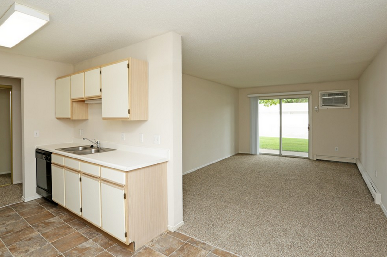 Sioux Falls Apartment: 1402 South Marion Rd