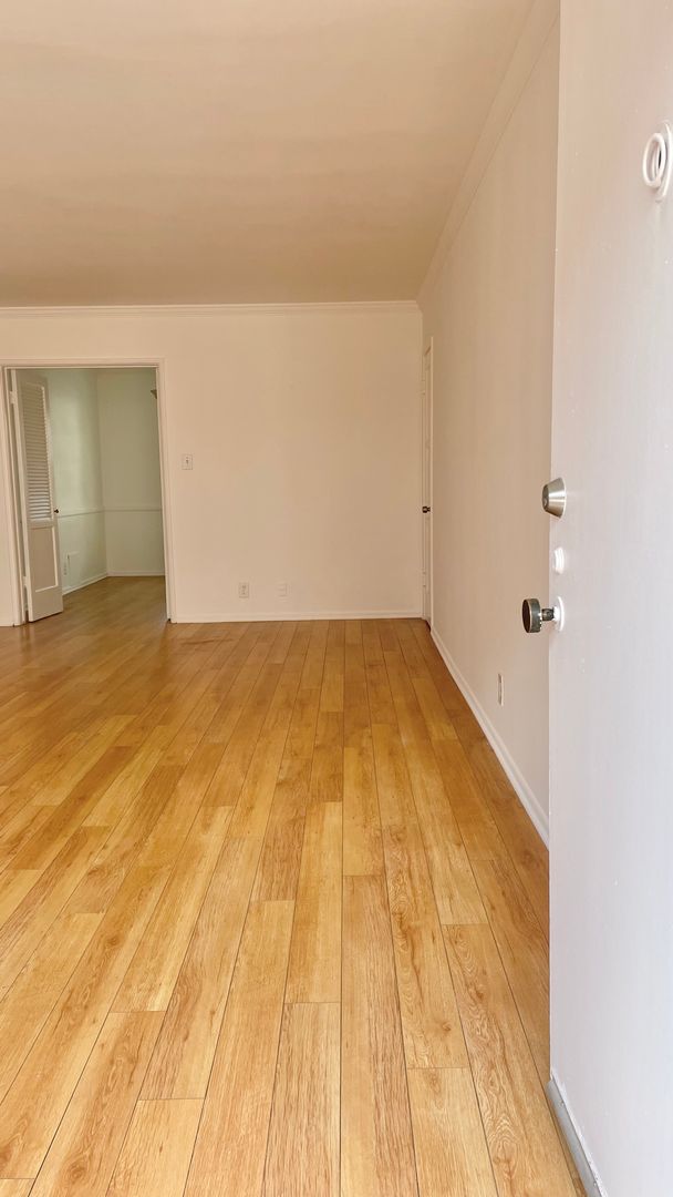Los Angeles Apartment: 200 S Sycamore Ave