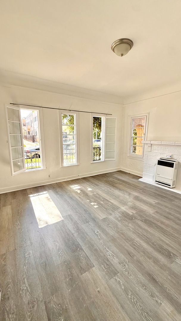 Los Angeles Apartment: 543 N Sycamore Avenue
