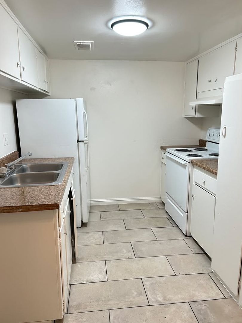 Las Vegas Apartment: 3801 Hazelwood St
