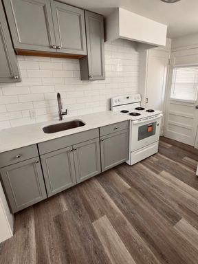 FULLY REMODELED 1-BEDROOM - AVAILABLE NOW! – photo 1