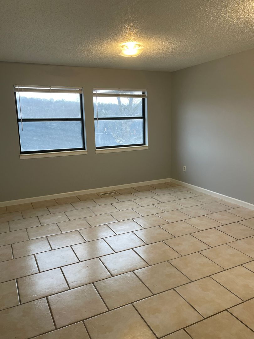 Hollister Apartment: 2nd St