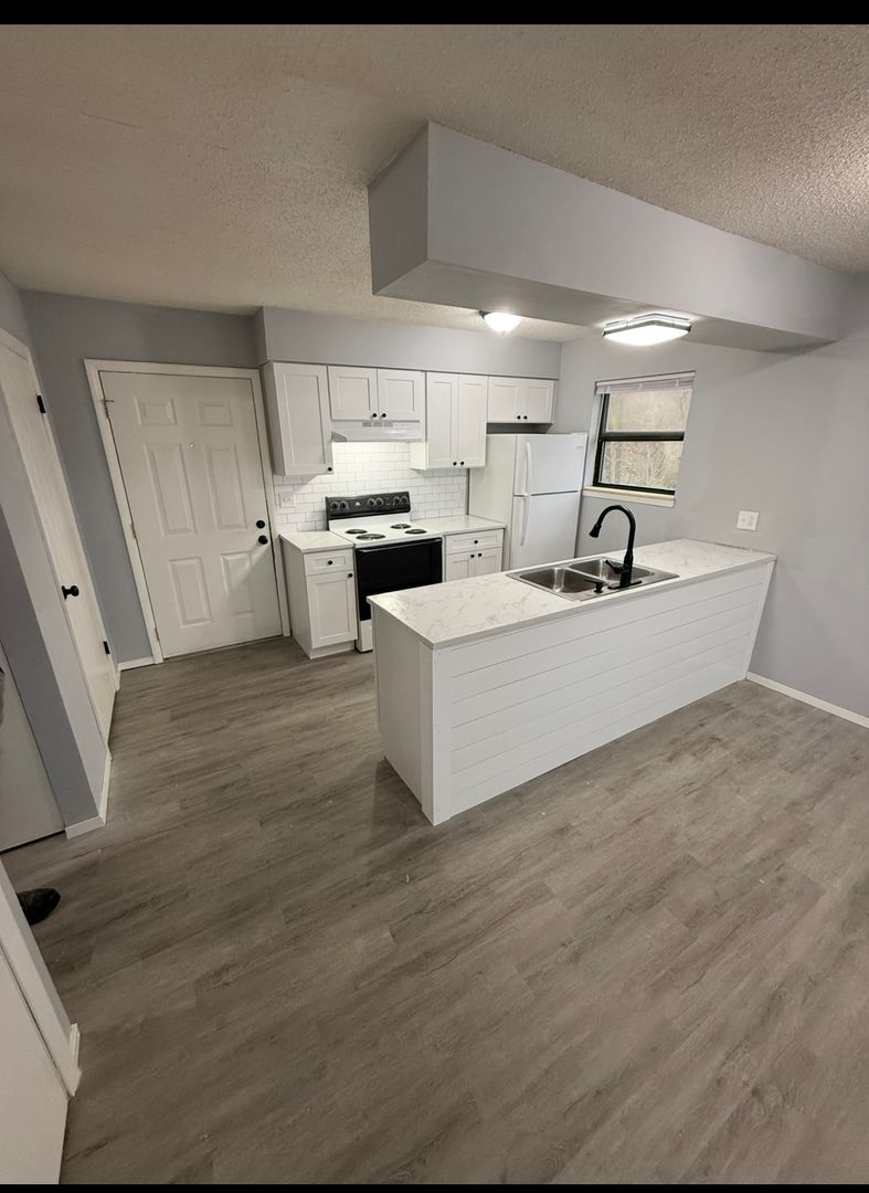 Hollister Apartment: 2nd St