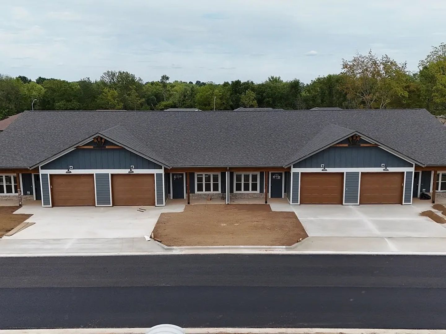 Nixa Apartment: 640-688 Harrison St