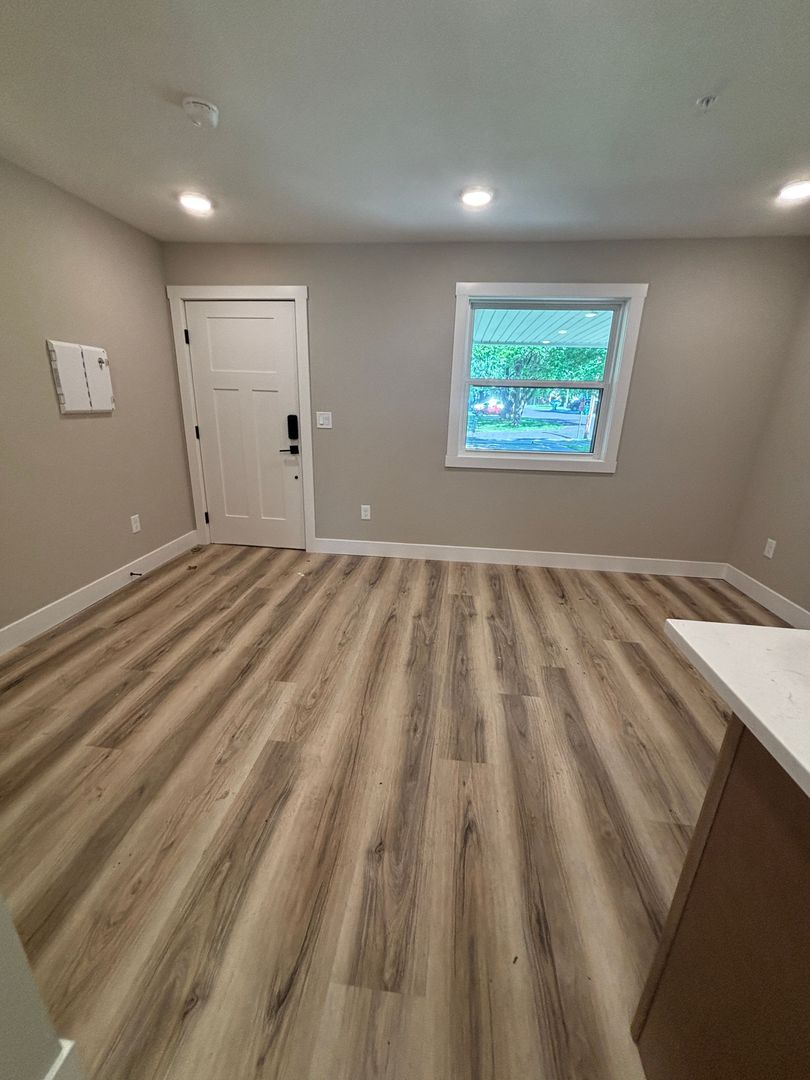 Monett Apartment: 106 E Sycamore St
