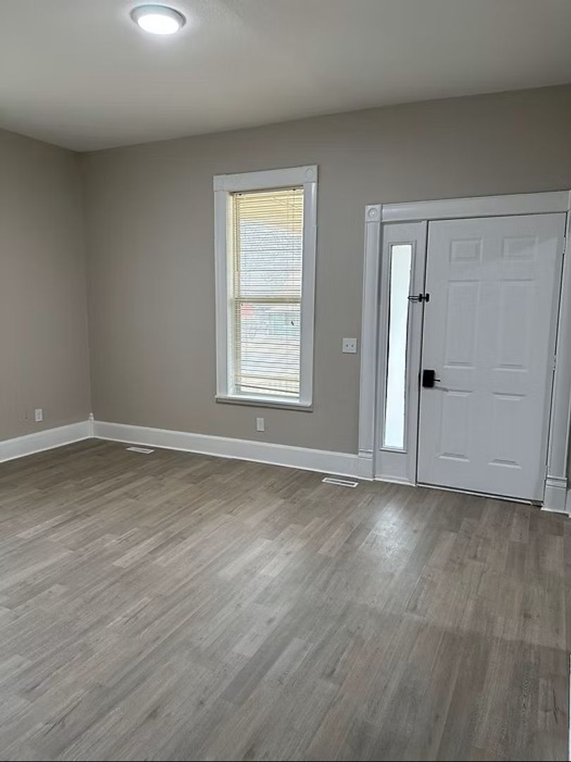 Springfield Apartment: 320 S Florence Ave