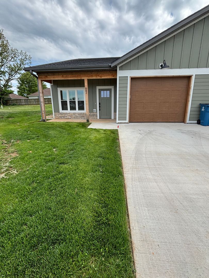 Nixa Townhome: 640-688 Harrison St