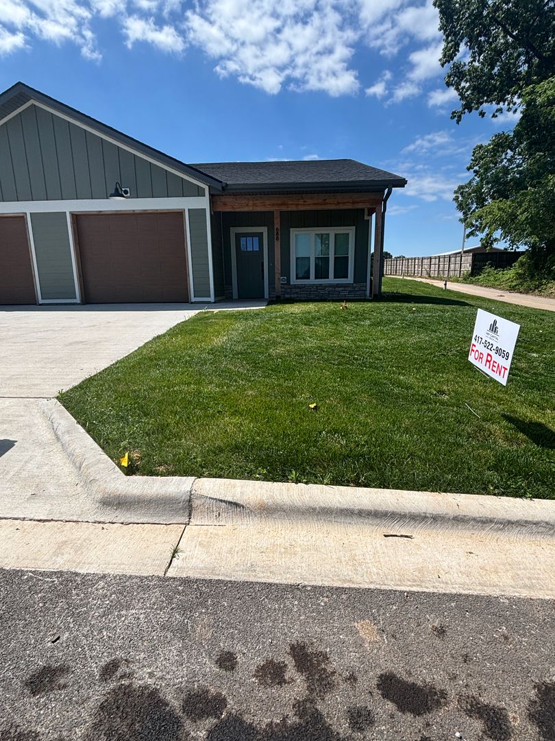 Nixa Townhome: 640-688 Harrison St
